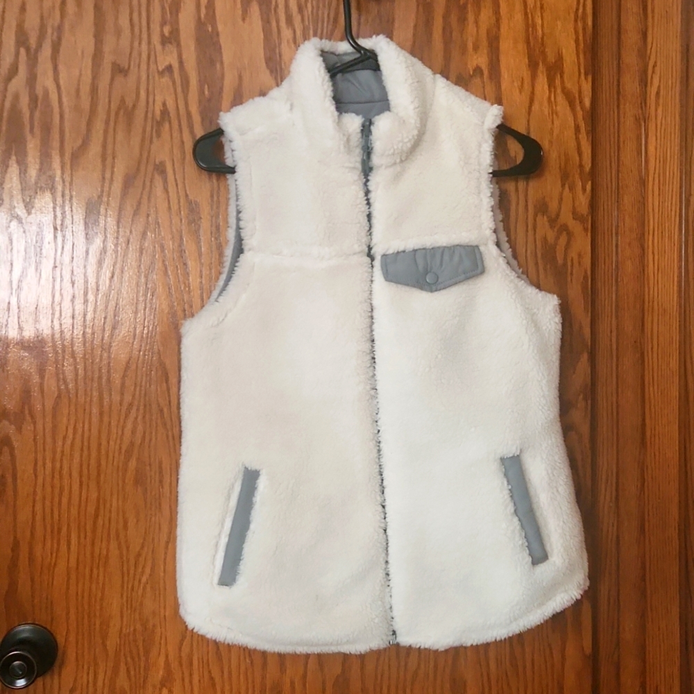Maurices reversible sherpa vest. Size XS